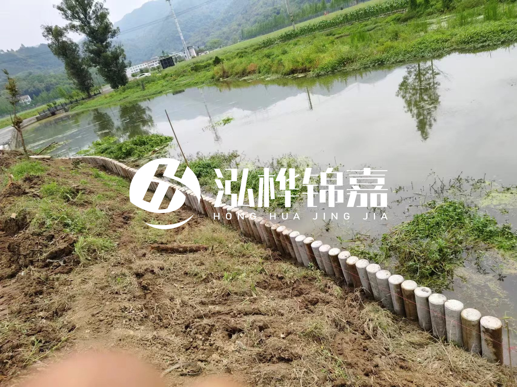 安順市挖機打木樁專業(yè)施工-河道水泥樁護坡多少錢一米？